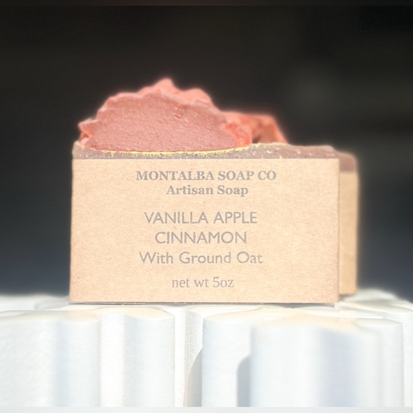 Handcrafted Soap - Artisan - VANILLA APPLE CINNAMON with ground oat - Picture 1 of 3